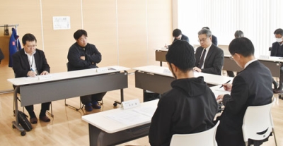 写真：給食費値上げに関する審議内容を把握する委員たち