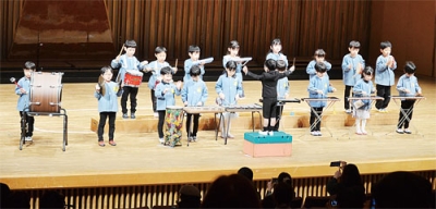 写真：息を合わせて楽器演奏した園児たち