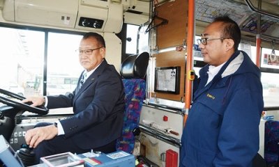 写真：道南バスの指導員から講習を受ける出向運転手（左）