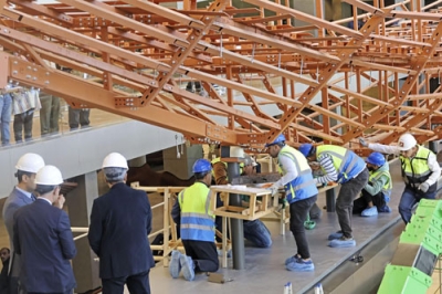 写真：「第２の太陽の船」の骨組みに部材を取り付ける作業員ら＝２３日、エジプト・ギザ（共同）