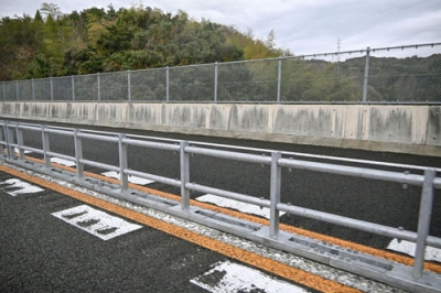 写真：山陰自動車道に試行設置されている金属製の「センターパイプ」