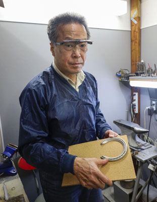 写真：馬蹄をモチーフにしたアクセサリーを製作、販売している装蹄師の坂元高徳さん