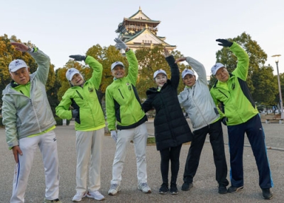 写真：大阪城ラジオ体操会のメンバーとポーズをとる常原伊三夫代表（左から３人目）