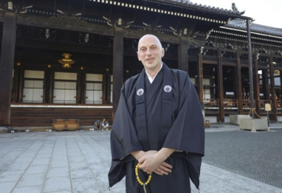 写真：ベルギーから訪れ、僧侶となったアラン・デ・プリーターさん＝京都市下京区の西本願寺