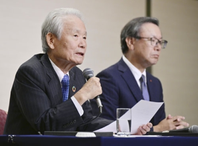 写真：プロ野球オーナー会議を終え記者会見するＮＰＢの榊原定征コミッショナー。奥は日本ハムの井川伸久オーナー＝９月、東京都内