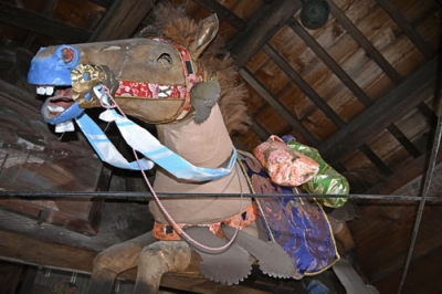 写真：福岡市中央区の宇賀神社の本殿天井に飾られた馬人形