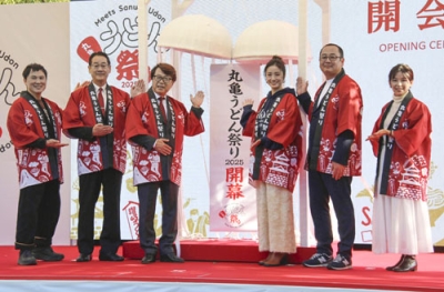 写真:タレントの上戸彩さん(左から4人目)らが参加して初開催された「丸亀うどん祭り」=2025年11月、香川県丸亀市