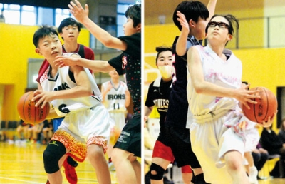 写真:ゴール下で競り合うアイアンズ・関選手(左写真)と、ドリブルで攻め込むファルコンズ・神成選手