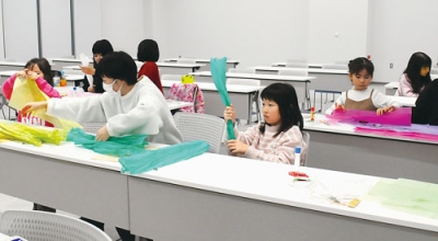 写真：花紙でオリジナルのしめ縄を作る子どもたち