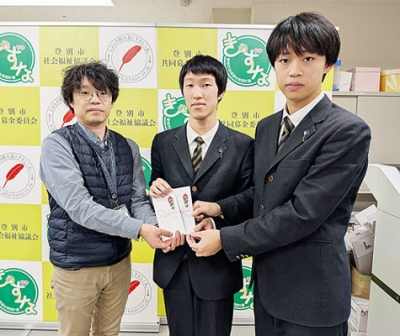 写真：坂本大輔総務課長に寄付金を手渡す渡邊さん（中央）と堀さん（右）（提供写真）