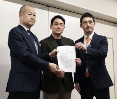 写真：立ち入り検査を求める要望書を北海道の担当者に提出したアルピニストの野口健さん（中央）＝２４日午後、道庁