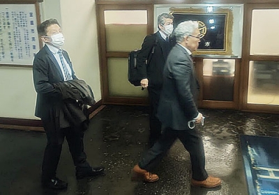 写真：青山市長を訪れる東上理事長（右）