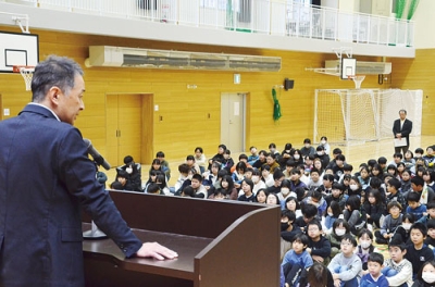 写真：天神小の終業式で校長の話に耳を傾ける児童たち