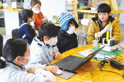 写真:ミニロボットの操作体験を楽しむ子どもたち