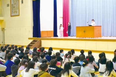 写真：児童が２学期を振り返る作文を発表した富岸小の終業式