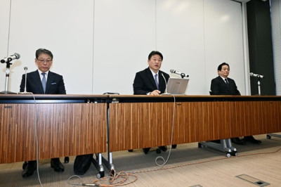 写真：プロ野球の違法なオンラインカジノの利用判明者について発表に臨むＮＰＢの中村勝彦事務局長（中央）ら＝３月、東京都港区