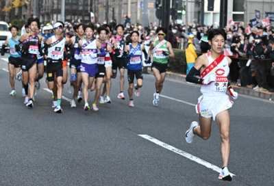 写真：第１０１回箱根駅伝の１区で先頭に立つ中大の吉居駿恭＝１月
