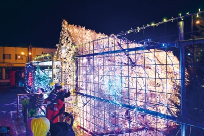 写真：多くの観光客を出迎えるＪＲ洞爺駅に設置されたイルミネーショントンネル