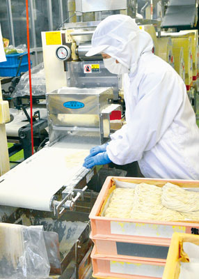 写真：年越しそばの製造がピークを迎えている望月製麺所