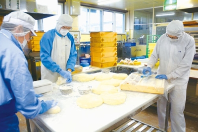 写真：ポプリで進む餅の製造