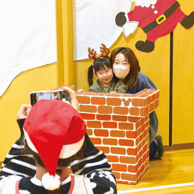 写真：フォトブースで写真を撮影する親子