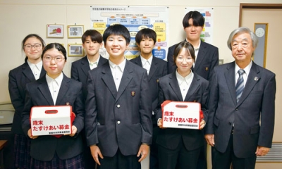 写真：街頭募金で集めた善意を寄託した桜蘭中生徒会のメンバー