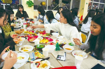 写真：クリスマス会を楽しむ留学生たち