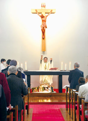 写真：勝谷司教が進行するクリスマスミサの様子