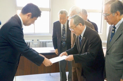 写真：青山市長に要望書を手渡す沼田会長（右から２人目）ら