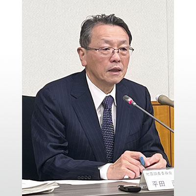 写真：記者会見する地震調査委員会の平田直委員長＝２５日夜、東京都千代田区