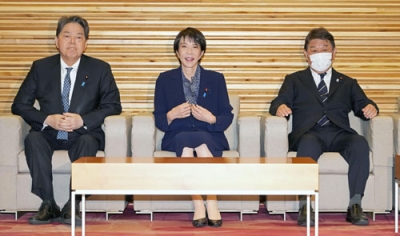 写真：閣議に臨む（左から）林総務相、高市首相、茂木外相＝２６日午前、首相官邸