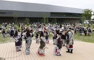 写真：２０２０年７月、アイヌ文化施設「民族共生象徴空間（ウポポイ）」が開業し、披露された踊り＝白老町
