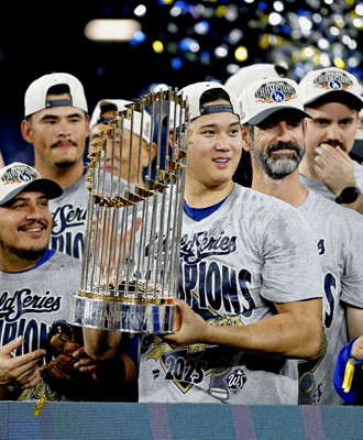 写真：ワールドシリーズ２連覇を達成し、トロフィーを手にするドジャースの大谷＝１１月、トロント（共同）