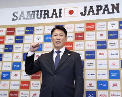 写真：ＷＢＣ出場メンバーの一部を発表し、ポーズをとる野球日本代表の井端監督＝２６日、東京都港区