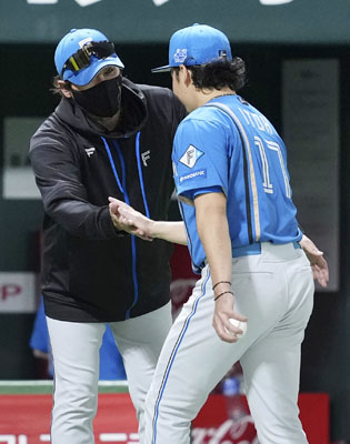 写真：ソフトバンクとのクライマックスシリーズで、勝利投手の伊藤（右）をねぎらう日本ハム・新庄監督＝１０月１７日、みずほペイペイドーム
