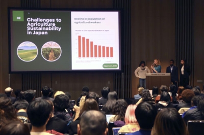 写真：自分たちで考えた地域課題の解決策を発表するミネルバ大の学生＝２０２５年１２月、東京都港区