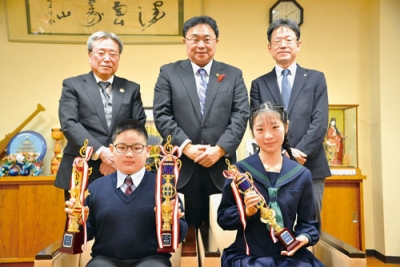 写真：全国大会に臨む林柚花さん（前列右）、耕成さん（同左）きょうだい