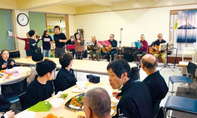 写真：ランタナのスタッフ、利用者もみんなで楽しんだワッシーズの演奏会