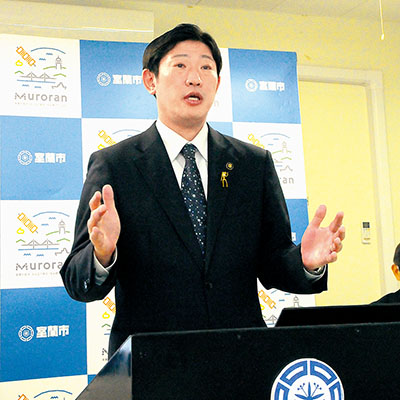 写真：学校給食センターの供用開始を５年程度遅らせてほしいとの申し入れについて「受け入れがたい」と強調する青山市長