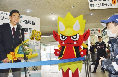 写真：市役所に駆けつけた子どもの質問に応える石垣投手