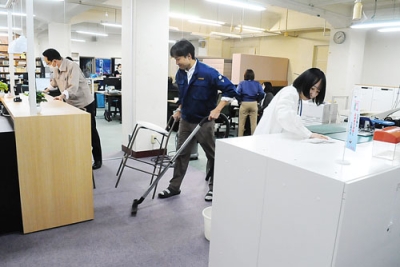 写真：今年の仕事納めを迎え、掃除をする室蘭市職員