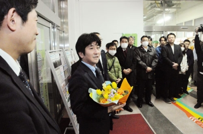 写真：青山市長や職員に見送られながら感謝の言葉を口にする白熊氏（中央）