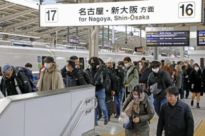 写真：年末年始の帰省客などで混雑するＪＲ東京駅の新幹線ホーム＝２７日午前