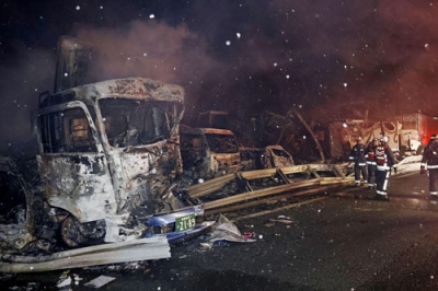 写真：関越自動車道の事故現場で焼けた車＝２７日午前２時５８分、群馬県みなかみ町