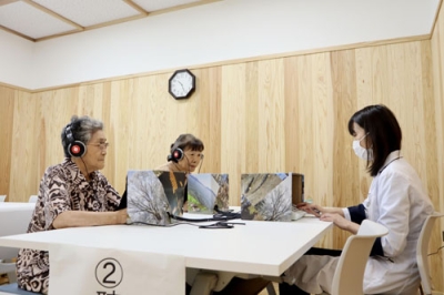 写真：秋田県能代市で行われた検査会で、聴力検査をする参加者＝８月
