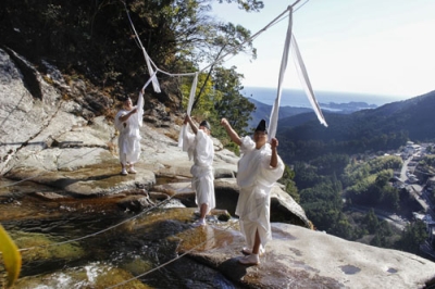 写真：「那智の滝」に架かる大しめ縄を張り替える神職＝２７日午前、和歌山県那智勝浦町