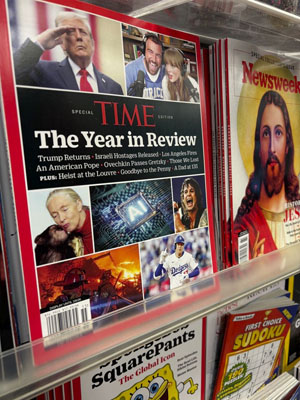 写真：米ニューヨークの店頭に並んだタイム誌特別号。右下の写真が大谷翔平選手＝２６日（共同）