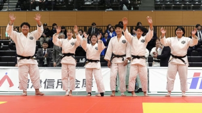 写真：全日本学生柔道男女混合団体大会で初優勝し、歓声に応える筑波大の田中（右から２人目）ら＝沼津市総合体育館