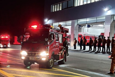 写真：消防庁舎を出発する消防団車両