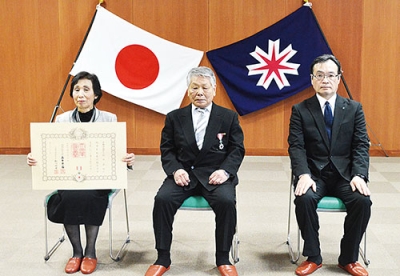 写真：旭日単光章を受章した松田さん（中央）